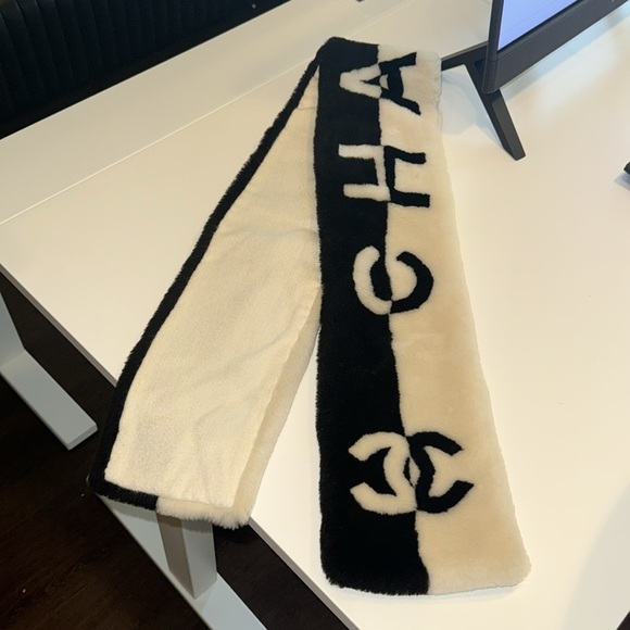 NWOT Chanel Shearling Scarf - Picture 3 of 9